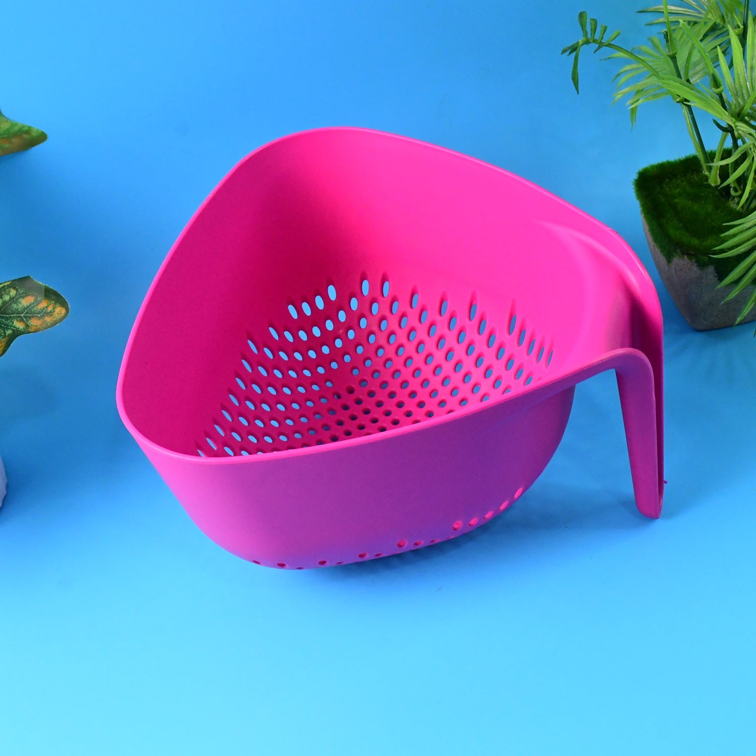 Supermom Plastic Premium Multipurpose Triangular Kitchen Colander (1 Pc) Supermom Plastic Premium Multipurpose Triangular Kitchen Colander (1 Pc)